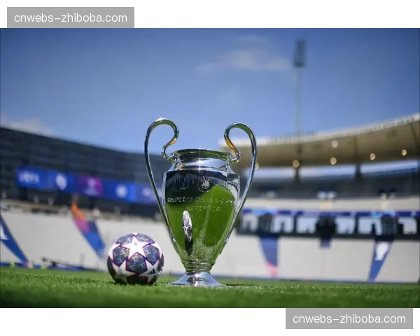 欧冠奖杯巡展抵达伊斯坦布尔，吸引数万球迷参观合影