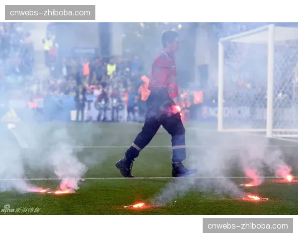 “比赛因球迷投掷烟火中断十五分钟,图卢兹主场遭警告” “比赛因球迷投掷烟火中断十五分钟,图卢兹主场遭警告”