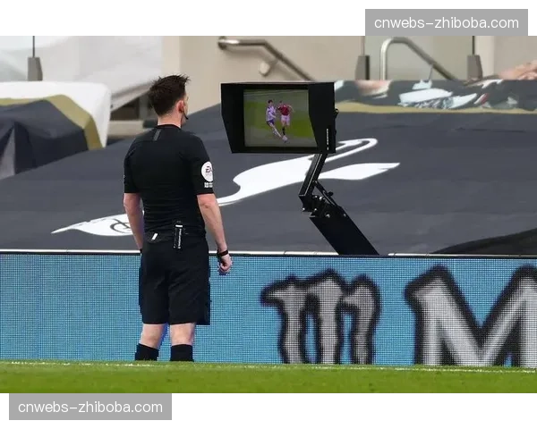 争议瞬间：拜仁vs国米一役，主裁判经VAR长时间审核后取消点球判罚